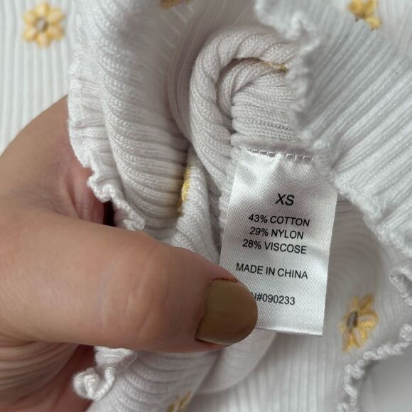 La Hearts White and Yellow Ribbed Daisy Tie-Front Crop Top XS - Picture 3 of 5